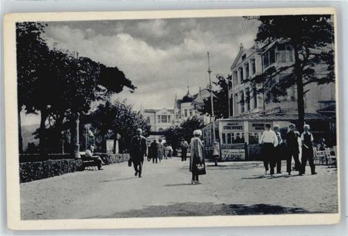 Binz Fußgänger Baum Bank Haus