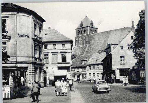Greifswald Apotheke Auto Fußgänger Straße