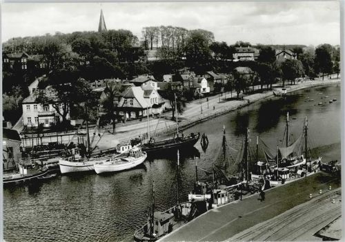 Eckernförde Hafen Meer Schiff Haus Straße Baum Fußgänger