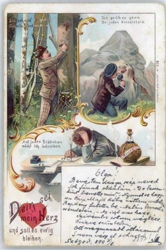 Mann schnitzt in Rinde