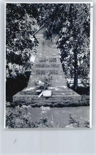 Neuendorf Foto mit Negativ, Ehrenmal