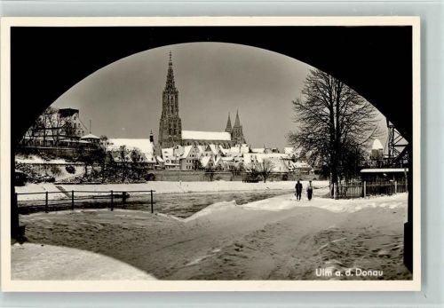 Ulm Blick durch den Torbogen zum Münster Winteraufnahme