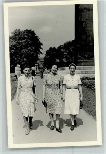 München 1942 3 Frauen beim Spazierengehen