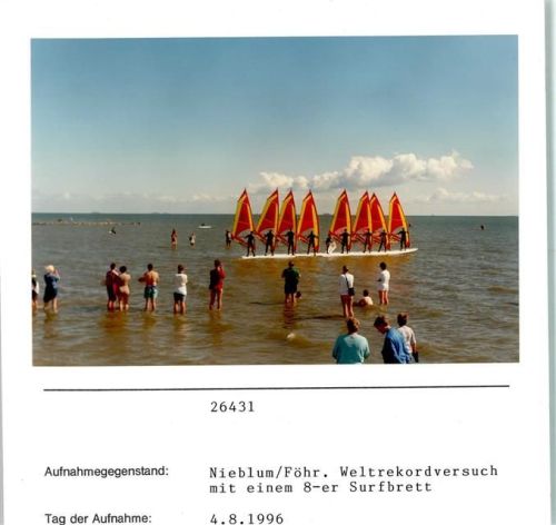 Nieblum Weltrekordversuch mit eienm 8er Surfbrett Foto montiert auf Karton
