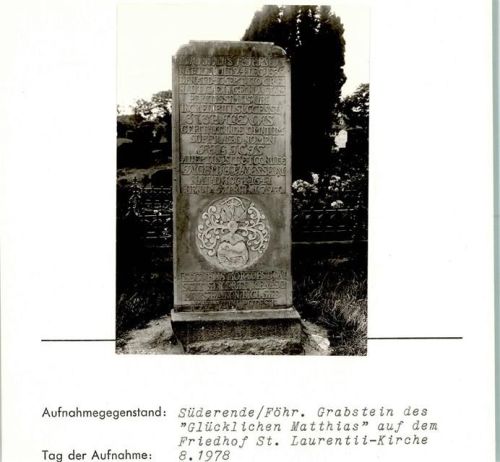 Süderende Grabstein des Glücklichen Matthias auf dem Friedhof St. Laurentii-Kirche Kirchen, Grabsteine, etc. Foto montiert auf Karton