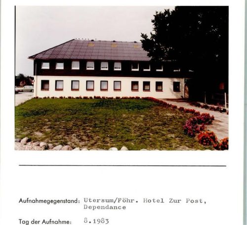 Utersum Hotel Zur Post Dependance Foto montiert auf Karton
