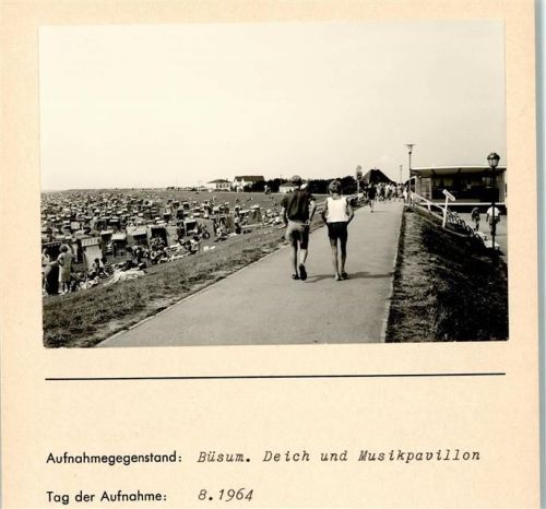 Büsum Deich und Musikpavillon Foto montiert auf Karton