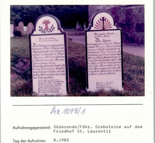 25938 W2270 Süderende auf Föhr FOTO KEINE AK Grabsteine auf dem Friedhof St. Laurentii Kirchen, Grabsteine, etc. Foto montiert auf Karton