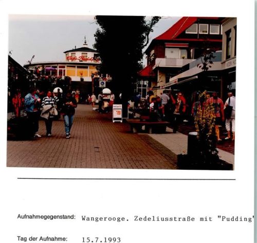 Wangerooge Zedeliusstraße mit Café Pudding Foto montiert auf Karton