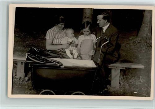 Privatfoto AK - Familie mit Baby und Kinderwagen