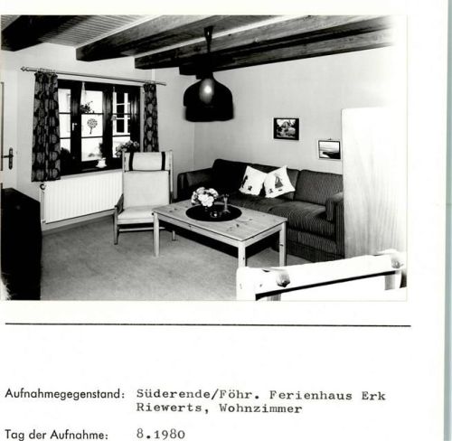 Süderende Ferienhaus Erk Riewerts Innenaufnahme Wohnzimmer Foto montiert auf Karton