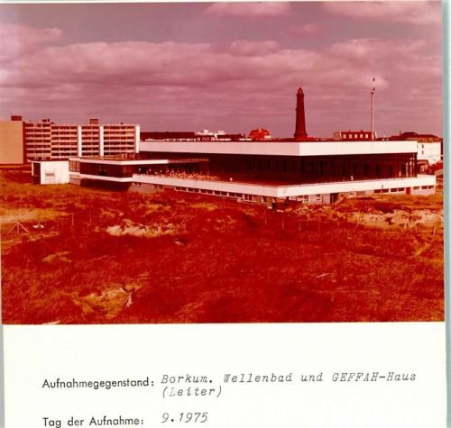 Borkum Wellenbad und GEFFAH-Haus Leuchtturm Foto montiert auf Karton