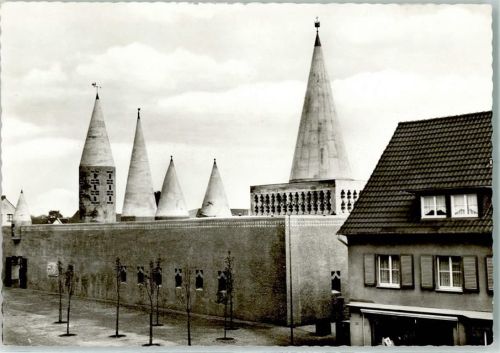 Schildgen Blick auf Herz-Jesu-Kirche Rückseite mit Abschürfungen bzw Kleberesten