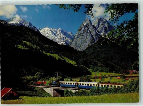 Garmisch Bayerische Zugspitzbahn am Kreuzeckbahnhof gegen Hammersbach und Zugspitzgruppe
