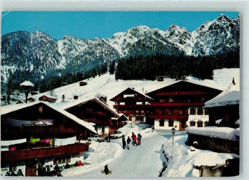 Alpbach Dorfplatz gegen Gratlspitze Winter
