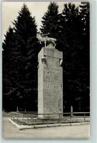Frauenwald Der Hirsch Denkmal Rückseite mit Abschürfungen bzw Kleberesten