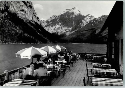 Leopoldstein Terrasse des Seerestaurants Leopoldsteinersee gegen Pfaffenstein Hüttenstempel