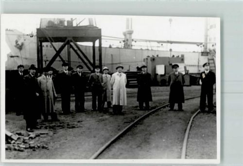 24937 W2390 Flensburg FOTO KEINE AK Werft Gruppenaufnahme Ort handschriftlich