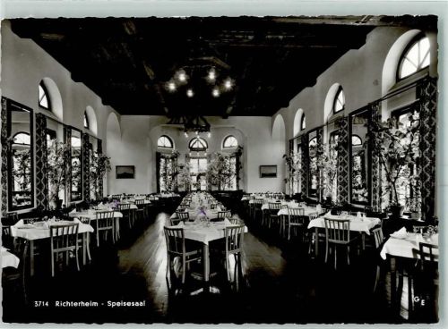 Fischbachau Richterheim Speisesaal Holzdecke Spiegel Blumenvase gedeckter Tisch
