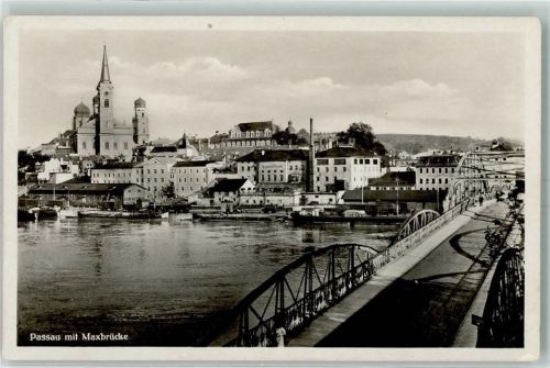 Passau Maxbrücke Hafenanlage Binnenfrachtschiffe