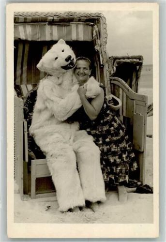 O2238 Zinnowitz , Ostseebad Foto Wachs H. Frau Strandkorb Ort lt. Fotograf KEINE AK Bär Gebrauchsspuren