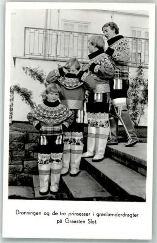Dronningen og de tre Prinsesser in Grönlandtracht pa Graasten slot Adel Dänemark Foto AK