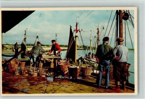Fischer schneiden an Land den Fisch zum Verlauf auf 1963 AK