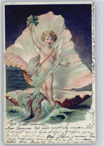 1906 Engel kommt aus einer Muschel am Strand mit einem Glücksklee