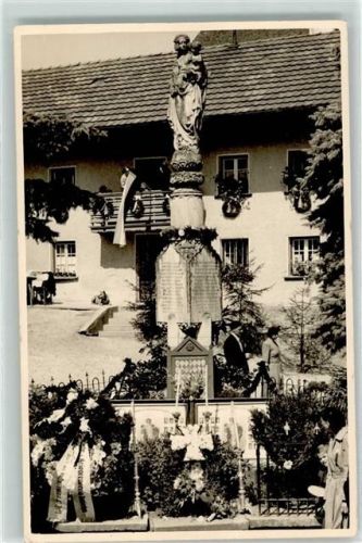 Hofkirchen Marienbrunnen Kränze Fahne Eisernes Kreuz Ort lt. Fotograf