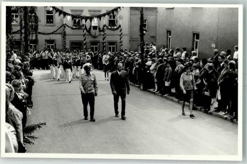 Roßwein Festzug Polizist Musikkapelle Wimpel Ort lt. Fotograf