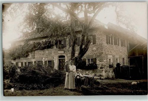 83317 W8221 Teisendorf Privatfoto AK Wohnhaus Frau mit Kindern Ort handschriftlich