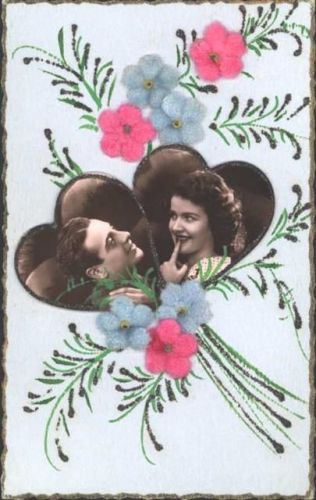AK von 1941 mit Stoffblumen und Fotoapplikation Liebespaar