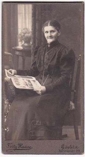 Görlitz Frau Zeitung lesen Fotograf Fritz Haase Berlinerstraße 29