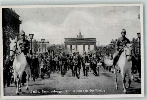 Berlin Mitte Aufziehen der Wache vor dem Brandenburger Tor Verlag Munier Nr. 2065