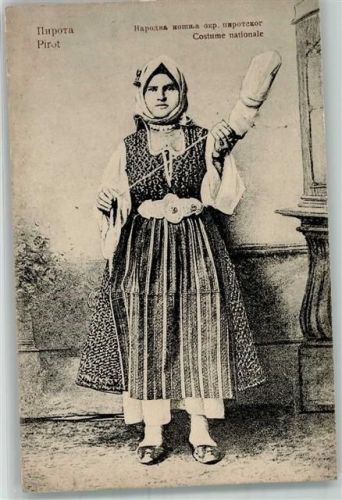 1916 Okrug Pirot Costume nationale Frau mit einer Spindel