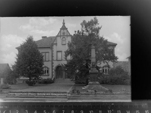 67459 W6737 Böhl-Iggelheim GLASNEGATIV Schule m. Kriegerdenkmal