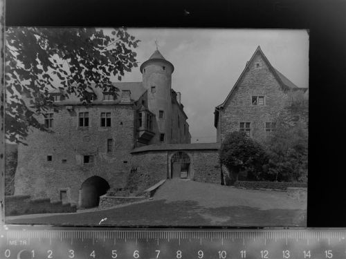 Neuerburg Burg m. Kreuz
