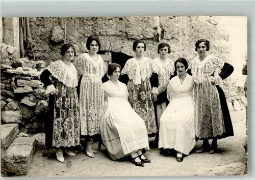 1929 Frauengruppe in Tracht Ort handschriftlich