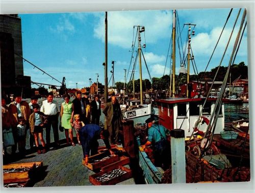 Eckernförde Fischer laden Heringe aus