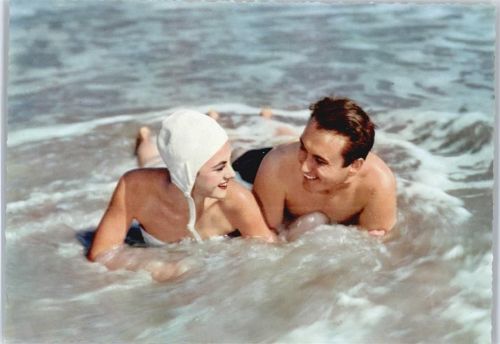 Paar im Wasser am Strand