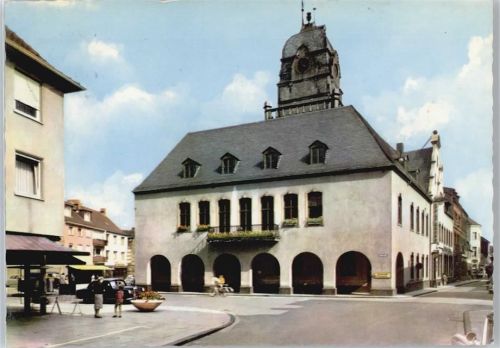 Euskirchen Rathaus Auto Fußgänger Straße