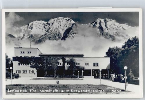 Hall Kurmittelhaus mit Karwendelgebirge