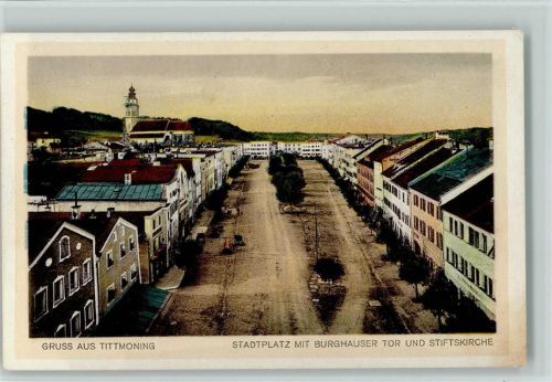 Tittmoning Stadtplatz mit Burghauser Tor und Stiftskirche
