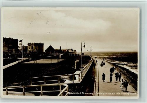 Norderney Strandpromenade mit Tennisplätze