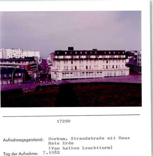 Borkum Strandstraße mitHaus Rote Erde Foto montiert auf Karton