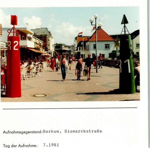 Borkum Bismarckstraße Fußgängerzone Foto montiert auf Karton