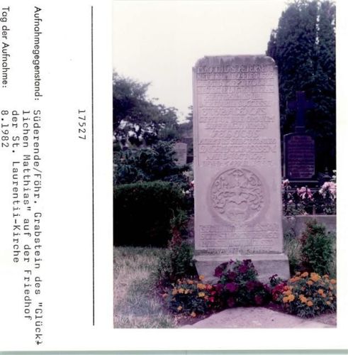25938 W2270 Süderende auf Föhr FOTO KEINE AK Grabstein des Glücklichen Matthias auf dem Friedhof der St. Laurentii-Kirche Kirchen, Grabsteine, etc. Foto montiert auf Karton