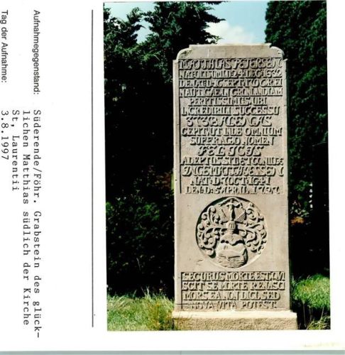 25938 W2270 Süderende auf Föhr FOTO KEINE AK Grabstein des Glücklichen Matthias südlich der Kirche St. Laurentii Kirchen, Grabsteine, etc. Foto montiert auf Karton