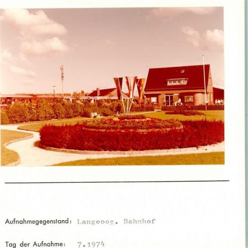 Langeoog Bahnhof Fahnen Foto montiert auf Karton