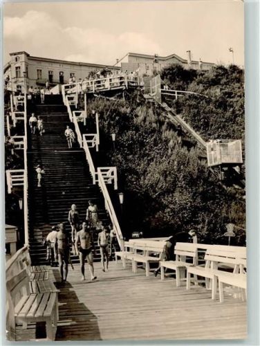 Sellin Rückseite mit Abschürfungen bzw Kleberesten Treppe u. Fahrsuhl zum Strand